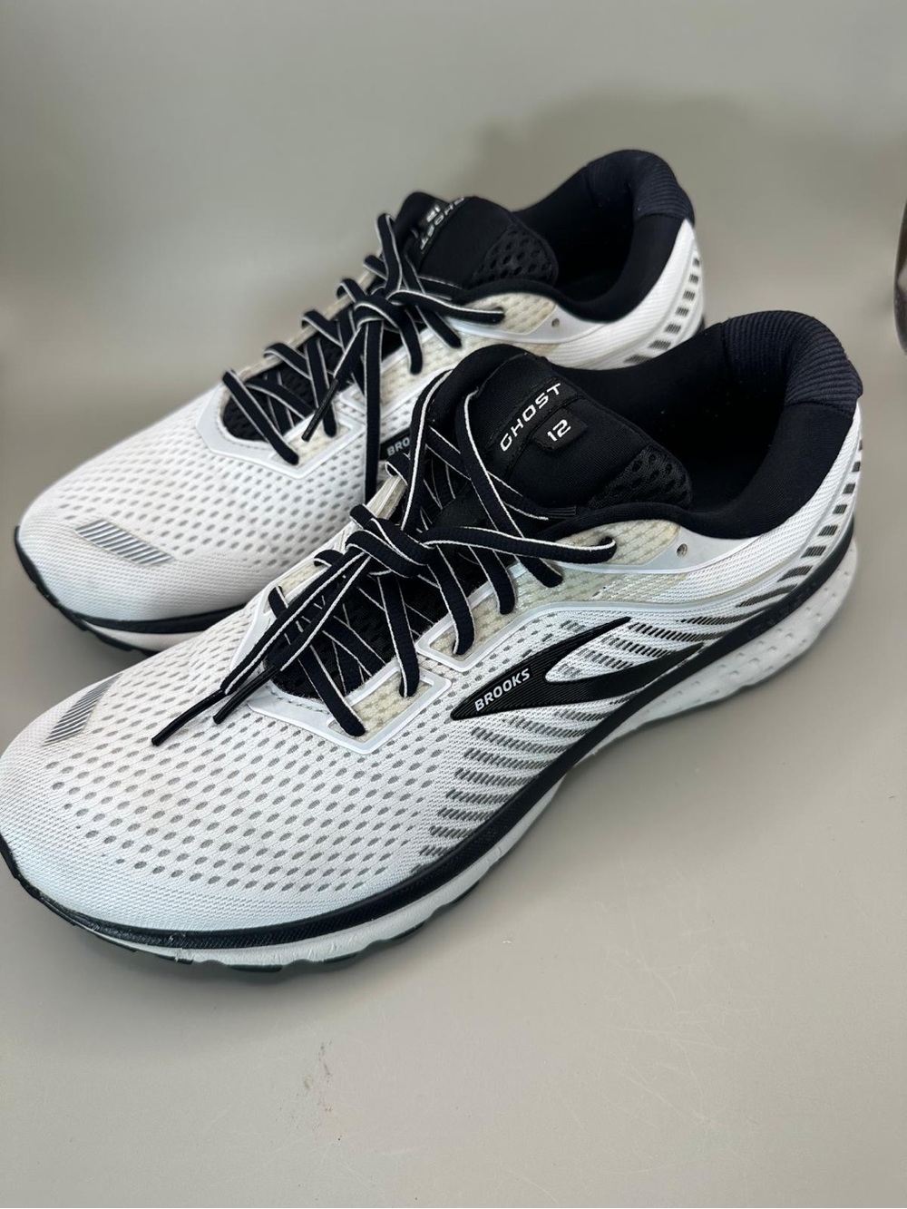 Brooks Ghost 12 Shoes in Men’s Size 12 White Running Cushioned Sneakers.